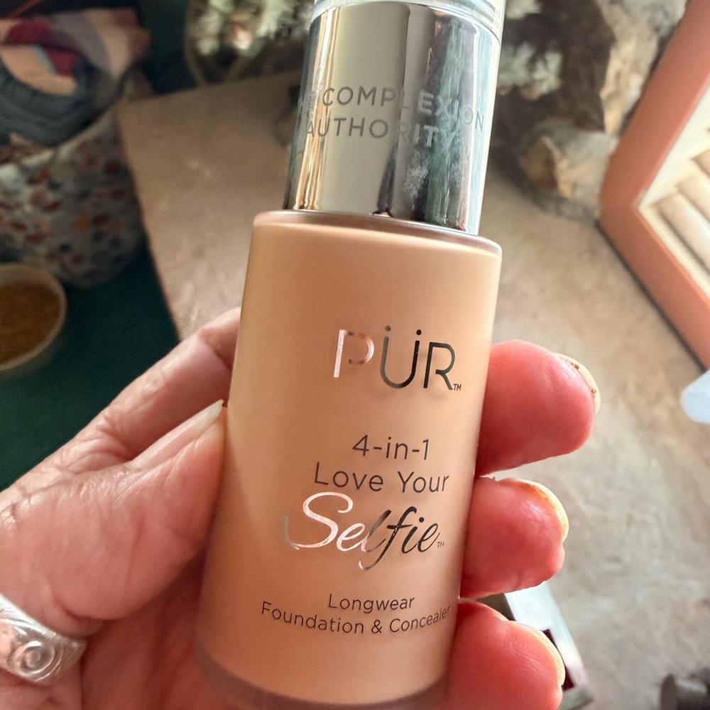 4-in-1 Love Your Selfie Foundation & Concealer - Tan